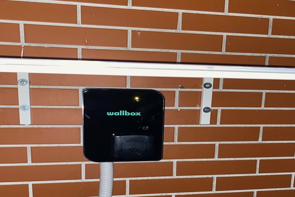 Ново в хотел Шато Монтан. Зарядна станция WALLBOX.